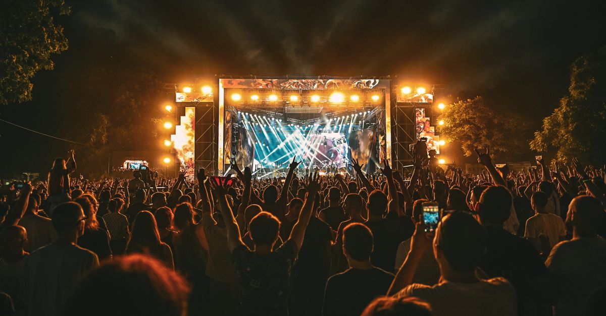 Illustrative live-music photograph