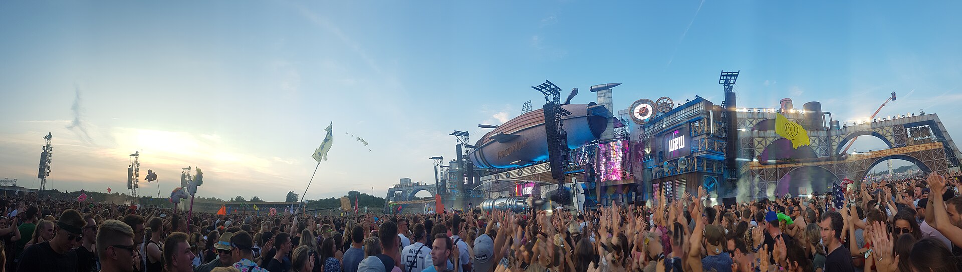 Crowd before the Parookaville main stage at night